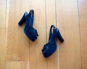 1940s platform shoes . vintage 40s black suede heels . 5.5 6