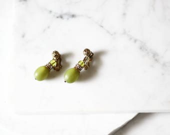 1960s green drop earrings // 1960s green earrings // vintage earrings