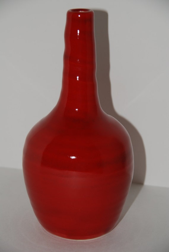 vase. vase en céramique rouge.