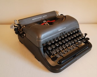 Vintage 30s Remington Rand portable typewriter