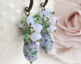 Lilac cluster earrings, green and purple jewelry, dangle and drop, paarse oorbellen, gift for her, beaded earrings, lavendel sieraden