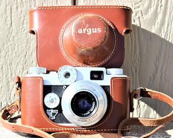 Vintage 1950's Argus C-Four Rangefinder Camera w/ Leather Case