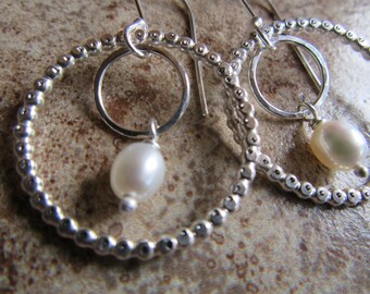 beaded loop w/pearl drop