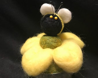 Pincushion--Buzzing Bee on daisy---pincushion--quilter gift