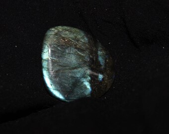 Labradorite with iridescent blue-green No. 20, 32 * 28mm cabochon