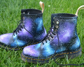 Vegano Dr Martens, Doc Martens, Galaxy Dr Martens, DMs personalizzato, Galaxy stivali, scarpe Galaxy, Galaxy DMs, Galaxy Doctor Martens, cieli celesti