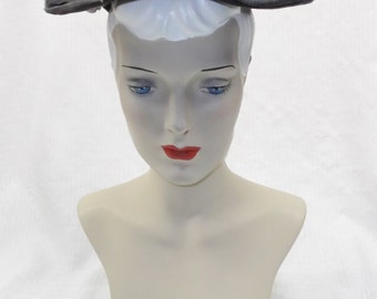1950s Vintage Black Platter Hat with Bee