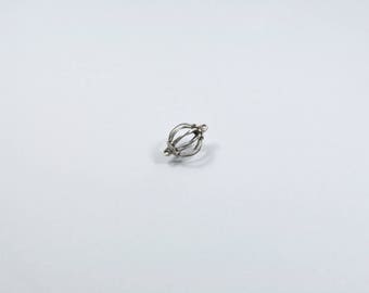 BR545 - 1 charm between two silver metal cage