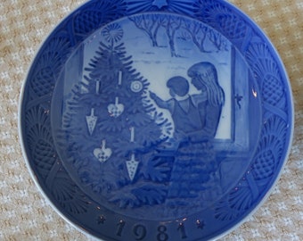 Royal Copenhagen Annual Christmas Plate, 1981, "Admiring the Christmas Tree"