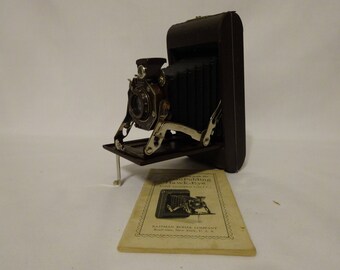 SIX-20 Folding Hawk-eye camera - Made in USA by Eastman Kodak Co. - old - original box (worn) - no film