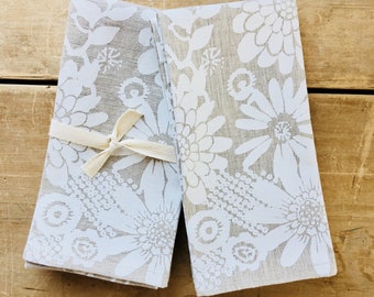 White Floral Linen Napkins / Set of 2