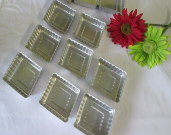 Vintage 12 muffin Pan / 12 Vintage cake pans