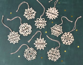 Set of PERSONALIZED CHRISTMAS ORNAMENTS Wooden Snowflake // Christmas Decoration - Custom Snowflake Ornament - Engraved Christmas Ornaments