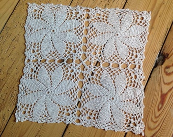 Square doily, 21x21cm, scalloped Ecru.