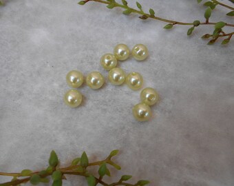 10 acrylic beads - pale green - 10mm