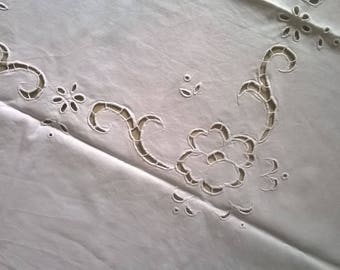 569) small vintage embroidered tablecloth