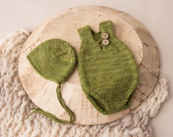 Newborn romper and bonnet