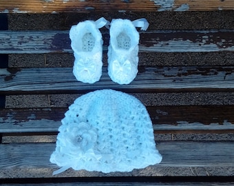 Crochet baby gift set, New baby gift, Newborn hat and shoe set, Baby shower gift, New baby photo prop, Crochet hat, Crochet baby booties