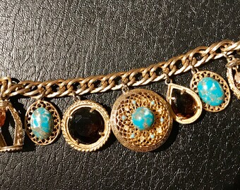 Vtg gold tone charm bracelet