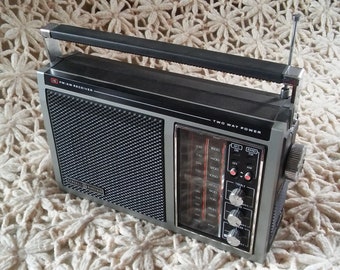 Vintage General Electric AM/FM ac/dc portable radio 7-2875A GE "The Performer"