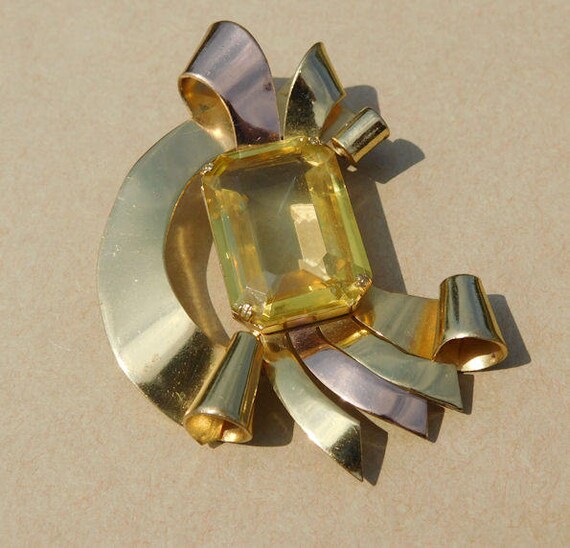CORO Art Deco Fur Clip