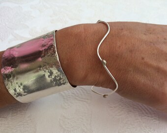 Solid Silver Bangle "Dewdrop"