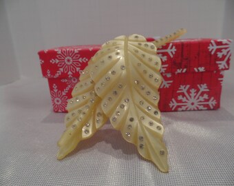 Long-leaf Celluloid Pin