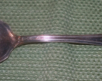 Oneida "Chippendale aka Adair"1919 - Relish Shell Sugar Spoon - Pre-Owned -