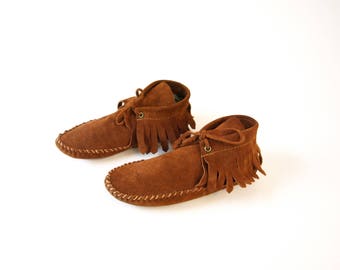 Vintage brown suede leather 70s Moccasins ankle boots shoes womens size 5 boys girls youth kids size 3 native American costume hippie boho