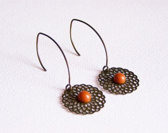 Print filigreed in brass and camel cabochon earrings