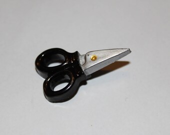 Fancy button with "scissors" sewing pattern