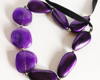 Necklace - marbled plastic pebble bead necklace retro design purple