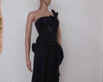Black party dress with a skein of front and curls