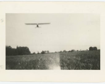 Vintage Snapshot Photo: Airplane Over Field, c1940s (79605)