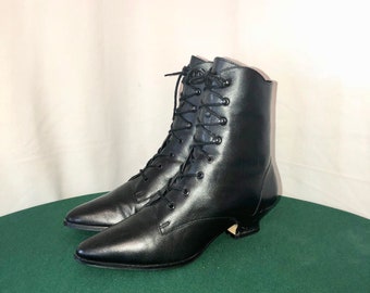 Sz 8 M Vintage Short Black Genuine Leather 1990s Women Lace Up Pixie Ankle Boots.