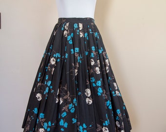 50s Cotton Black White and Blue Floral Print Pleated Skirt Size Small