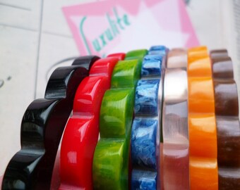 Classic Brights! 1940s bakelite inspired scalloped daisy marbled fakelite bangle bracelets by Luxulite