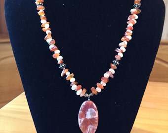 Carnelian and freshwater pearl necklace with pendant