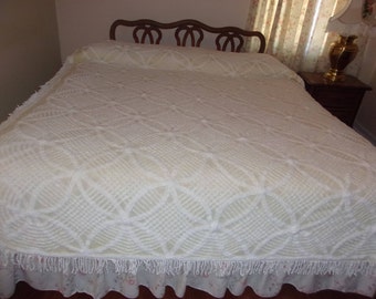 Vintage Chenille Bedspread - Creamy yellow with white chenille design