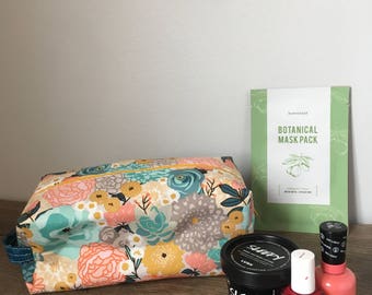 Modern make up bag with zipper closure