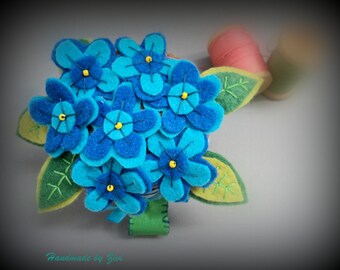 Blue flower felt pincushion bracelet, pincushions , felt pin cushion, sewing materials, gifts for mom, blue pincushion, flower pin cushion