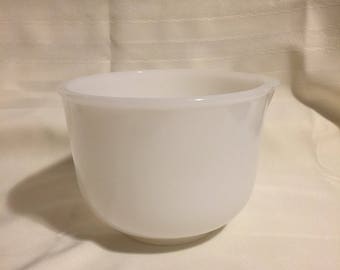 Sunbeam white spouted mixng bowl