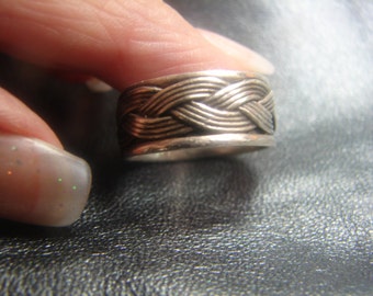 Sterling Silver Size Ring 7 with Entwined Design 59a