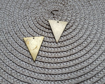 The large one sequin triangle raw brass 26 x 22 mm
