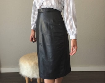 80s does 50s Black Leather Calf lenght Wiggle Skirt Size 27 Swirled Floor Shine Leather Patchwork Bettie Page Fetish Leather Pencil Skirt