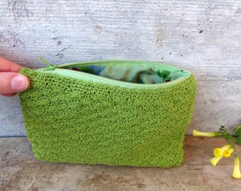 Green crocheted pouch in upcycled yarn. Rustic and romantic case with zipper and floral lining
