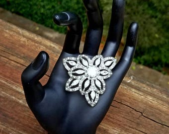 flower brooch / rhinestone brooch / vintage brooch / old fashioned / costume jewelry / crystal rhinestones / crystal brooch / stunning class