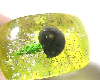 French Rare 1950s Yellow Lucite Ring - Seashell & Sequins - MADE IN FRANCE - Deadstock - 6.5