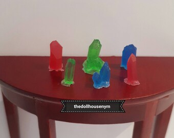 Miniature 1:12, set of 6 magic crystals, perfect for decorating our witch doll houses, magic stores or wizard scenes.