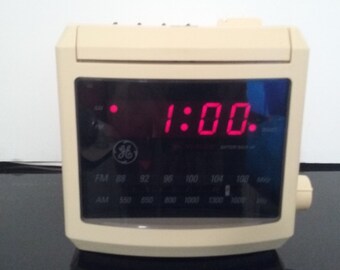 Vintage General Electric Alarm Clock Radio - 7-4606WHA